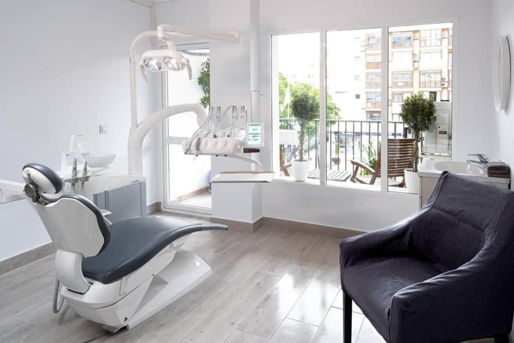 Gabinete de tratamiento de International Dental Centre, con el sillón dental junto a la ventana