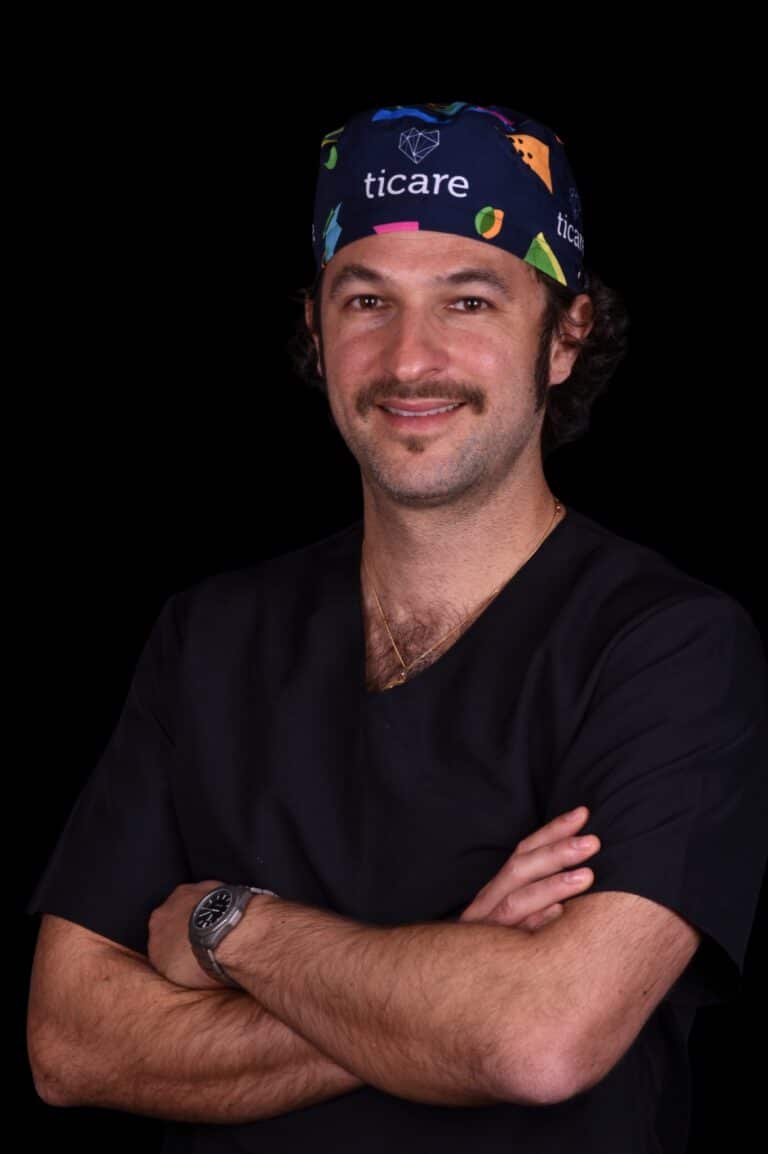 Retrato del Dr. Víctor Romero Skogman, especialista en implantología y cirugía oral