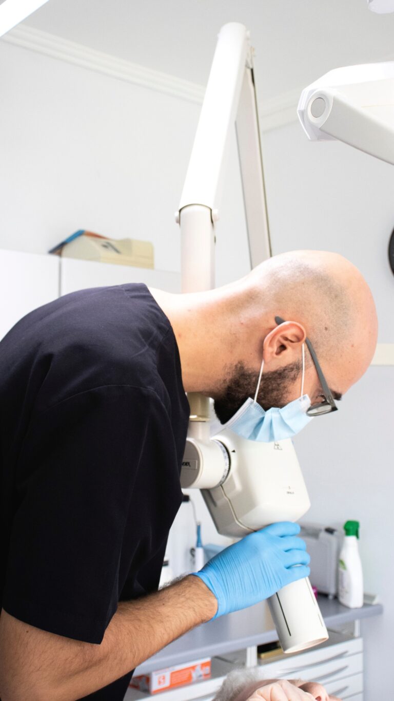 Dentista de la clínica colocando el aparato de rayos X para una radiografía